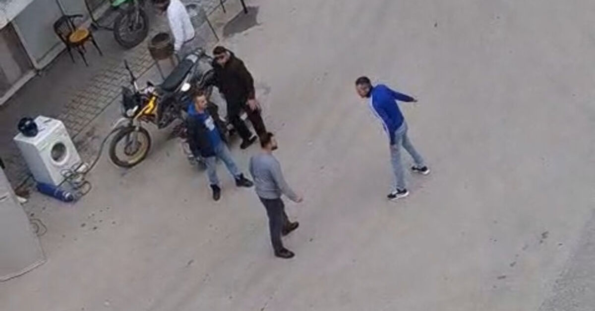 Tartıştığı husumetlisini bıçakla öldürdü; olay kamerada