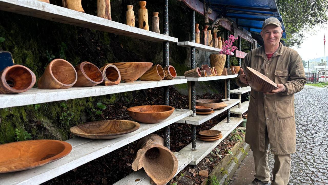 El emeği ürünleriyle geri dönüşüme katkı sağlıyor