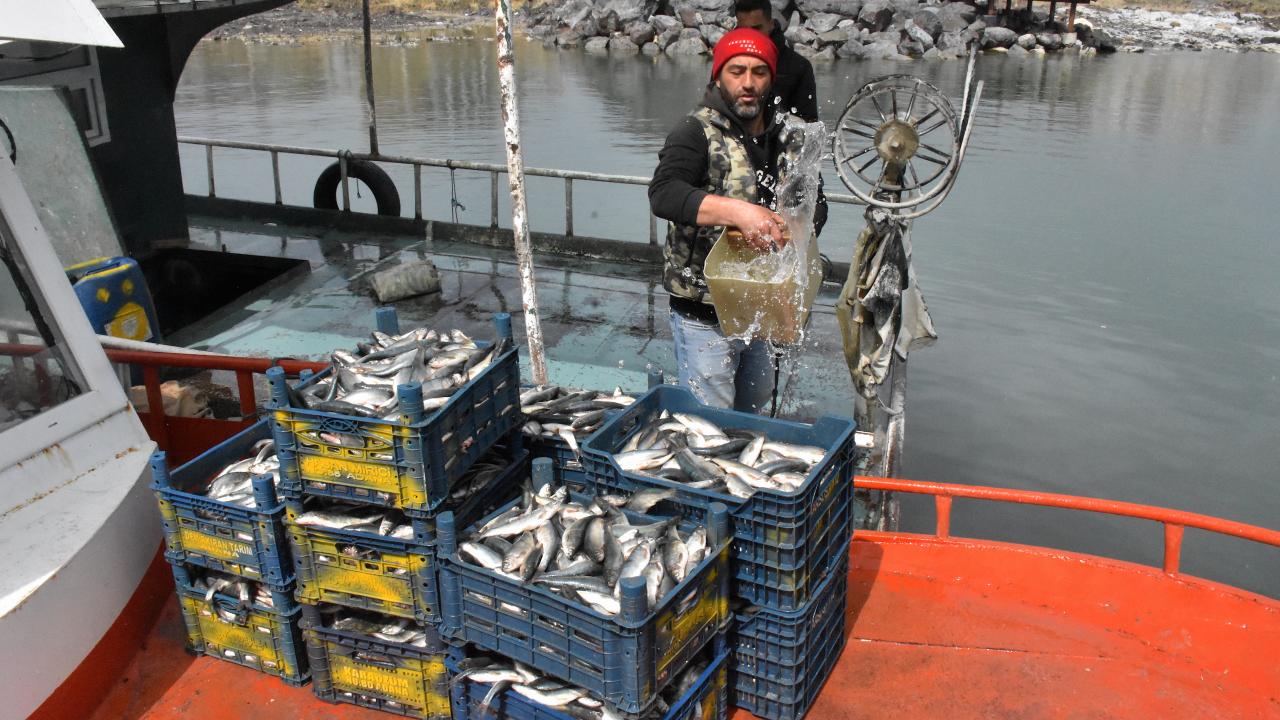 Van Gölü’nde balıkçılar av yasağına hazırlanıyor